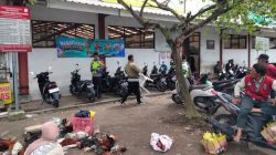 Polsek Ampel Pasang Spanduk Imbauan Waspada Uang Palsu di Pasar Ampel Menjelang Idulfitri