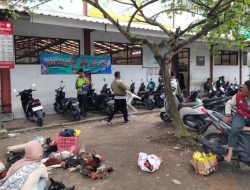 Polsek Ampel Pasang Spanduk Imbauan Waspada Uang Palsu di Pasar Ampel Menjelang Idulfitri